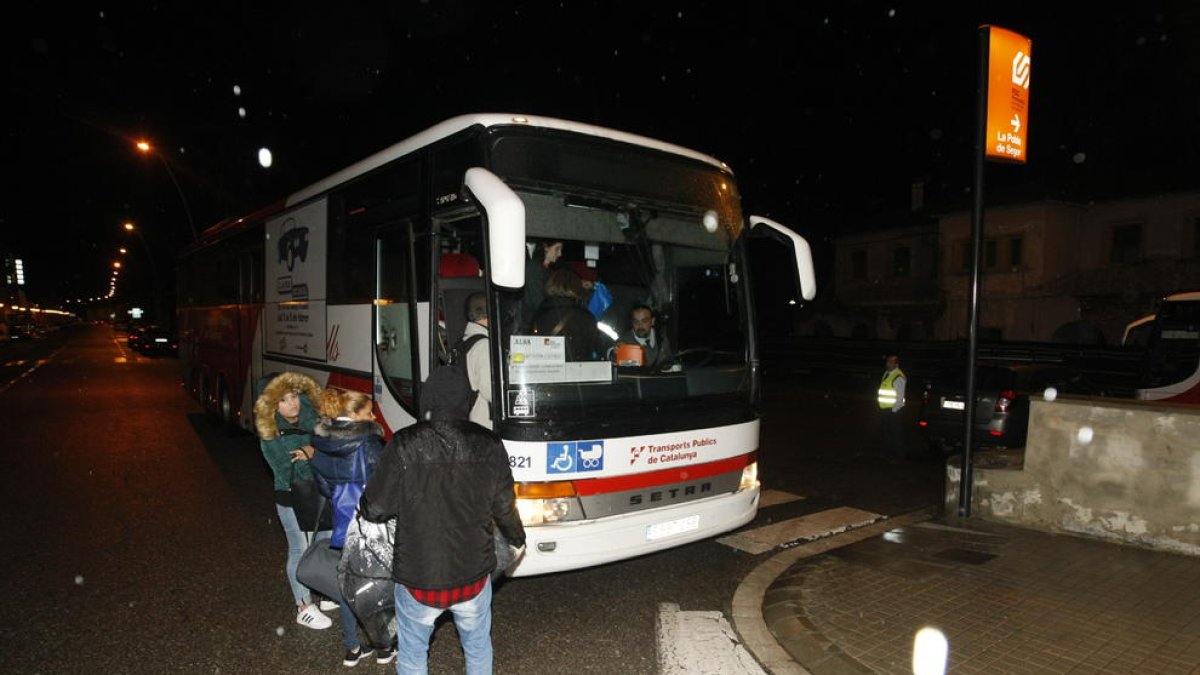 Passatgers de la línia de la Pobla pugen a l’autocar que els portarà a Lleida des de la localitat pallaresa.