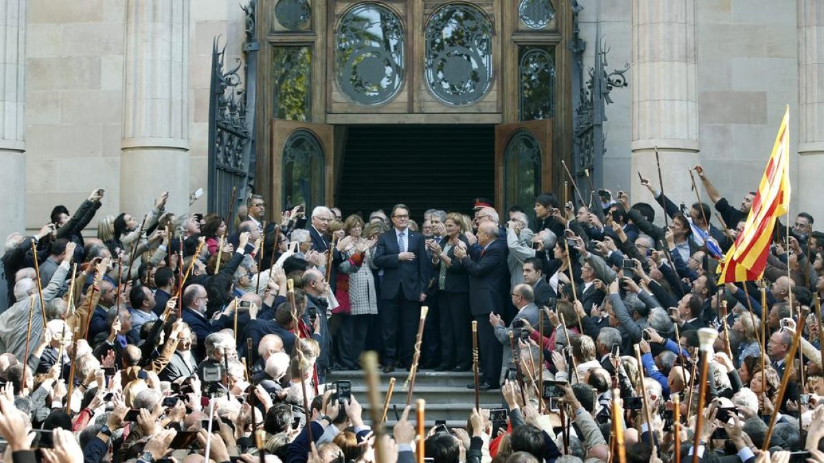 L’expresident Mas, acompanyat per alcaldes dels partits sobiranistes, després de la seua declaració davant del TSJC l’octubre del 2015.