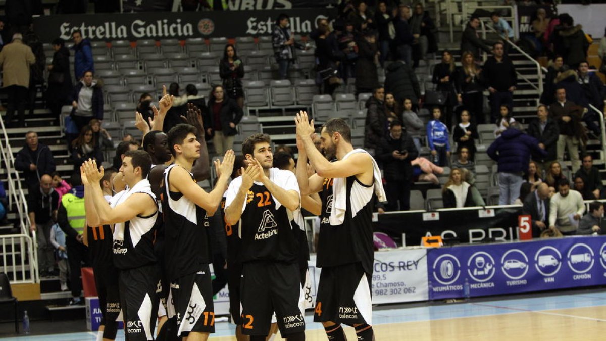 Els jugadors de l’Actel saluden després de la gran victòria.