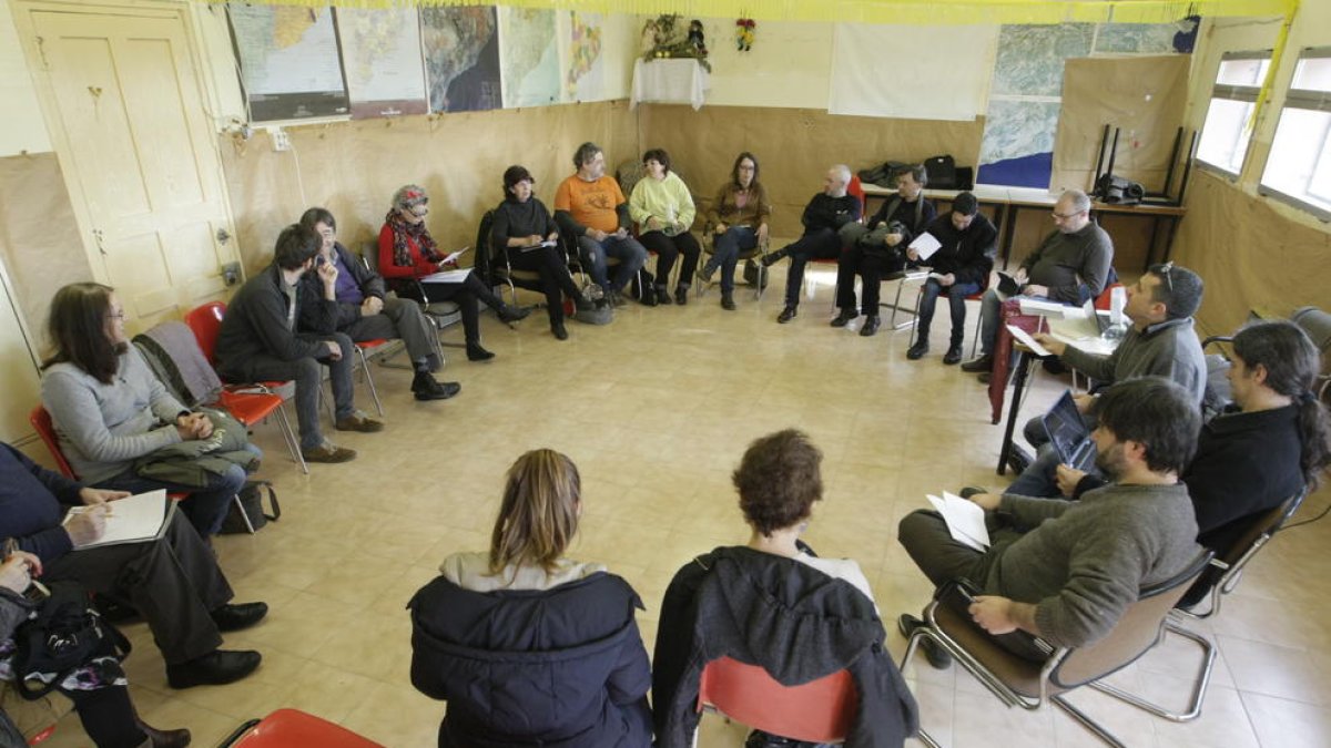 Un momento de la asamblea del Comú, en el Casal de la Mariola.