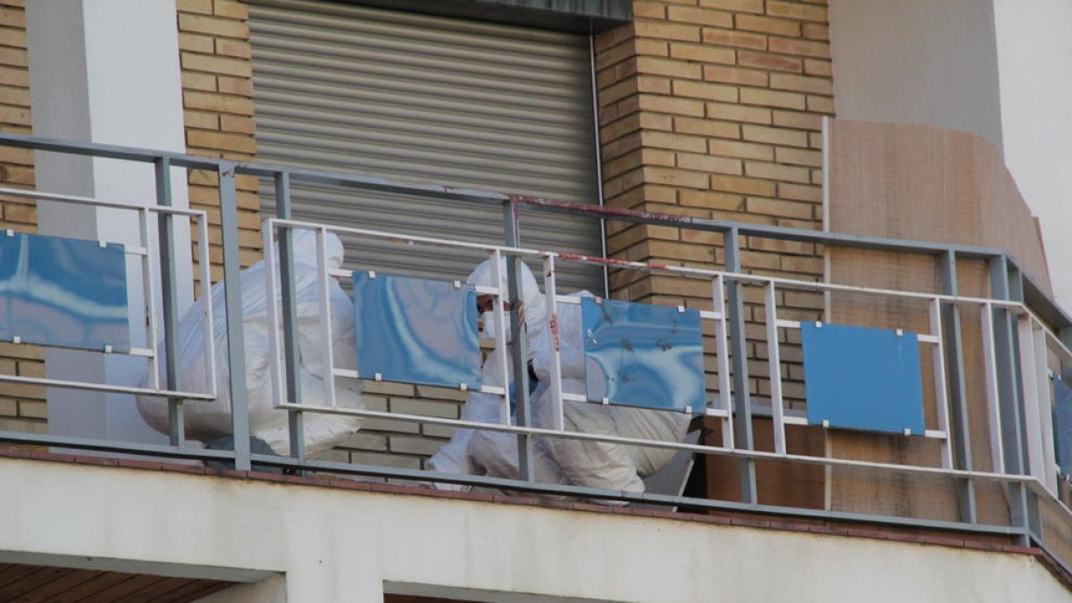 Agents recollint proves el dia dels fets, el passat 19 de maig, en un pis d’Alfarràs.