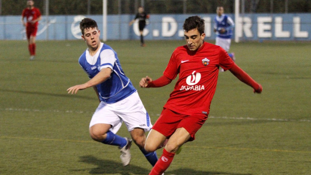 Un jugador de l’Alpicat controla la pilota davant de la pressió d’un rival, en una acció del partit d’ahir.