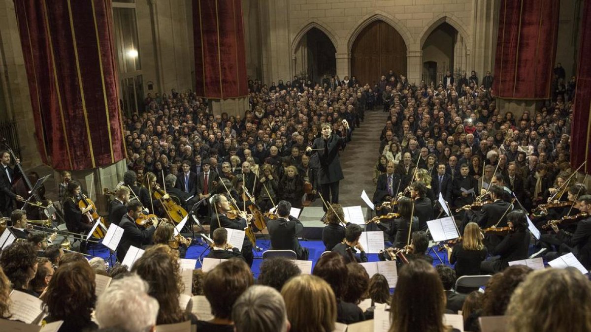 La interpretació de ‘Les Completes’ del Santíssim Misteri va omplir de públic la col·legiata de Santa Maria de Cervera.