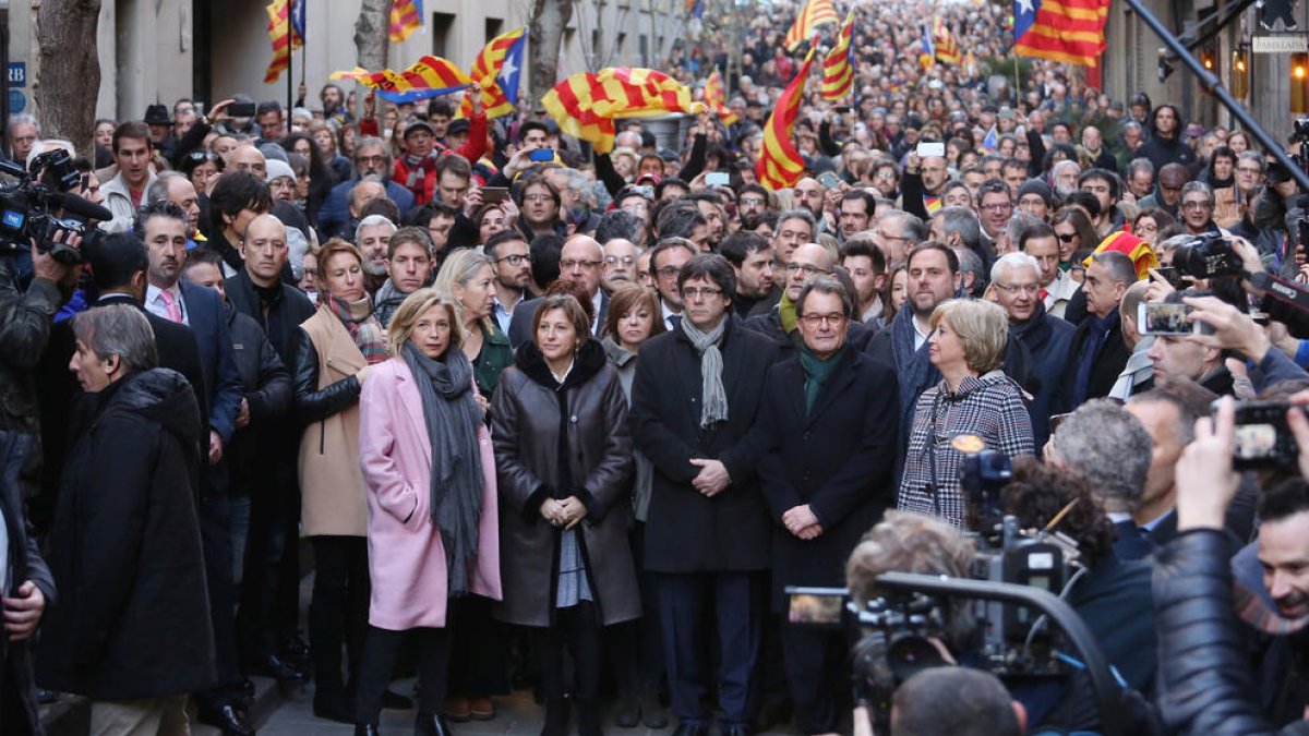 Miles de personas arroparon a los tres encausados por el 9-N, muchos enarbolando esteladas.