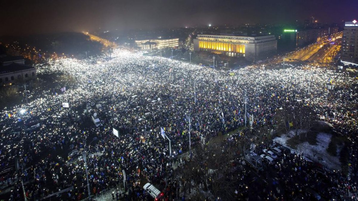 Protesta masiva en la Plaza Victoriei delante de la sede del Gobierno en Bucarest.