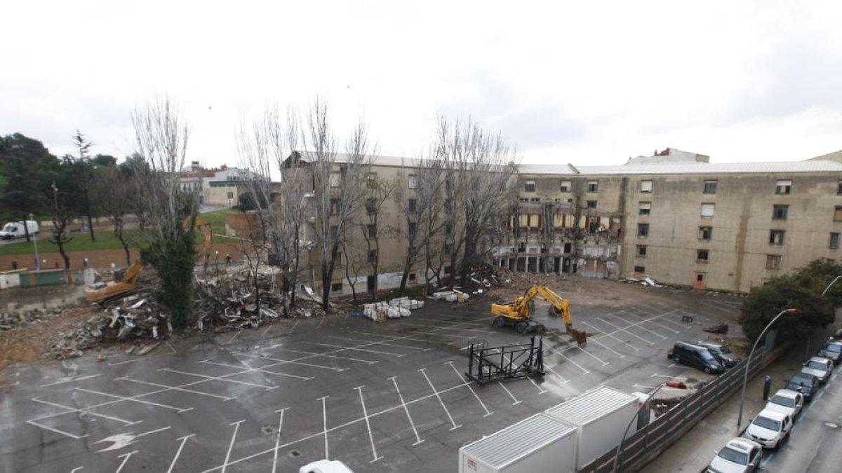 La demolició de l’edifici ha accelerat el ritme i ja ha desaparegut bona part de l’immoble.