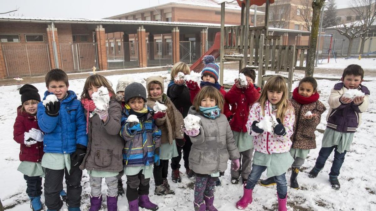 Els escolars de l’escola de Sant Guim de Freixenet, durant l’esbarjo.