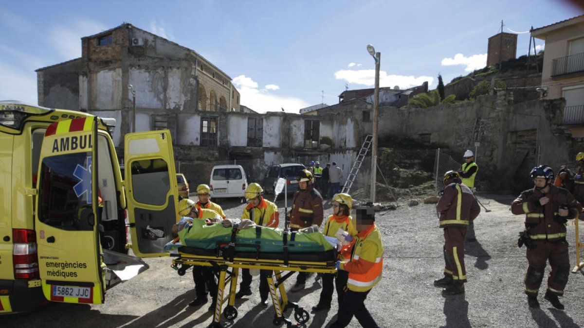 Momento en el que los sanitarios introducen en la ambulancia al albañil herido.