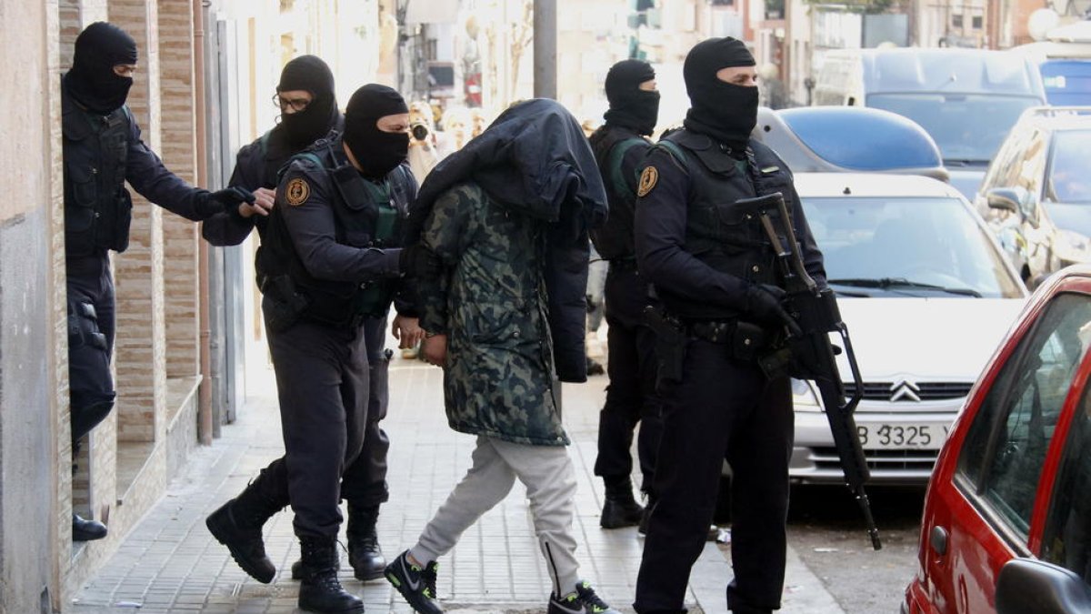 La Guardia Civil se lleva a uno de los acusados.