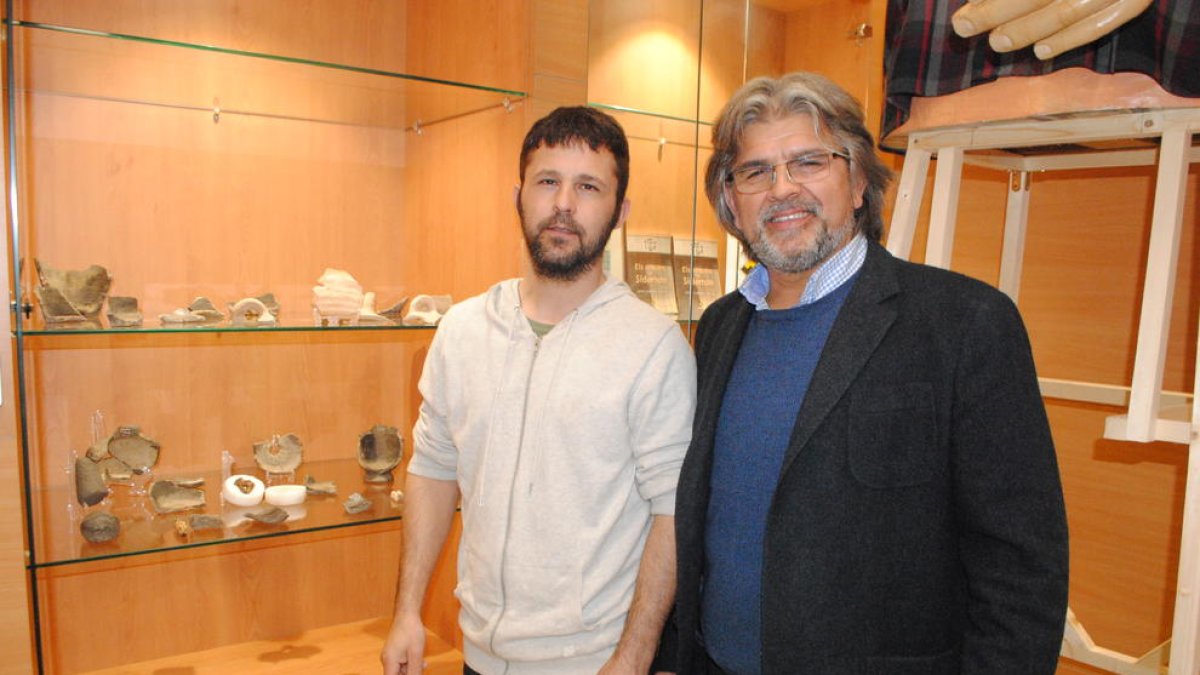 Sebastià Garralón y Sergi Balsells, mostrando objetos del Tossal.