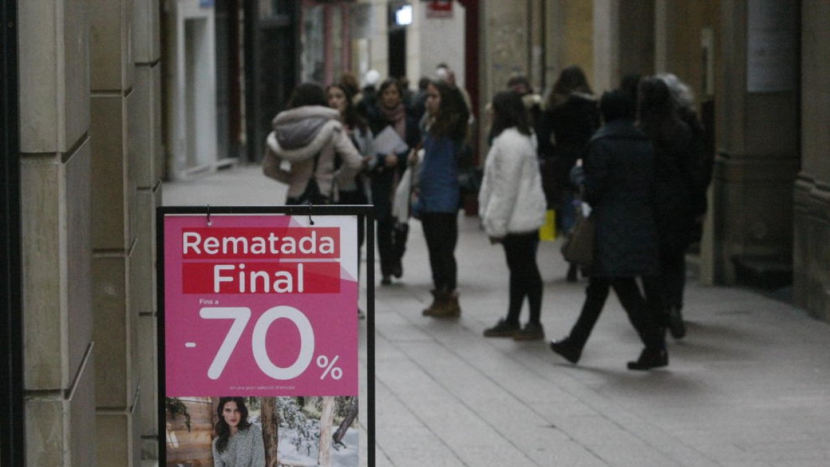Un cartell de rematada final de rebaixes a l’Eix Comercial.