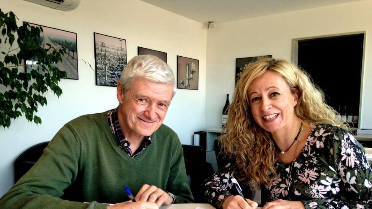 Xavier Farreny, de Codorniu, y Eva Horcajada firmaron ayer.