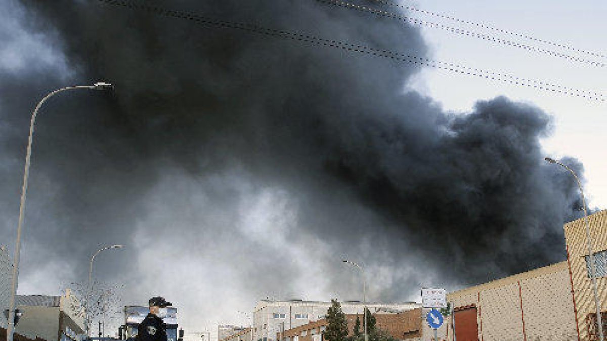 La columna de humo era visible en toda el área metropolitana de Valencia.