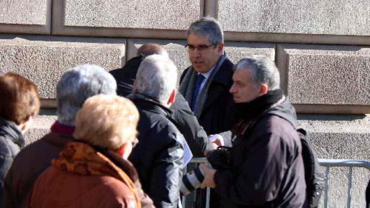 El exconseller Homs se encontró con una protesta de pensionistas a su llegada al Superior de Justicia.