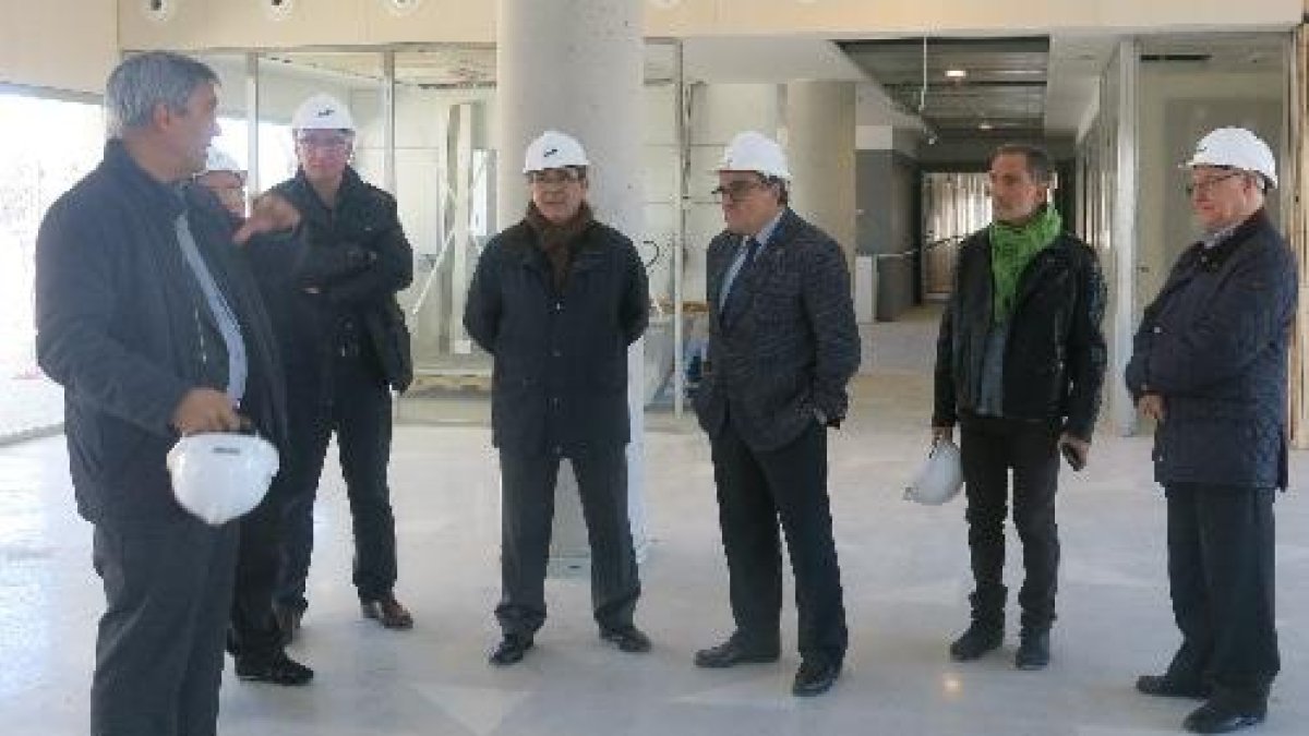 Un moment de la visita a les obres de l’equipament.