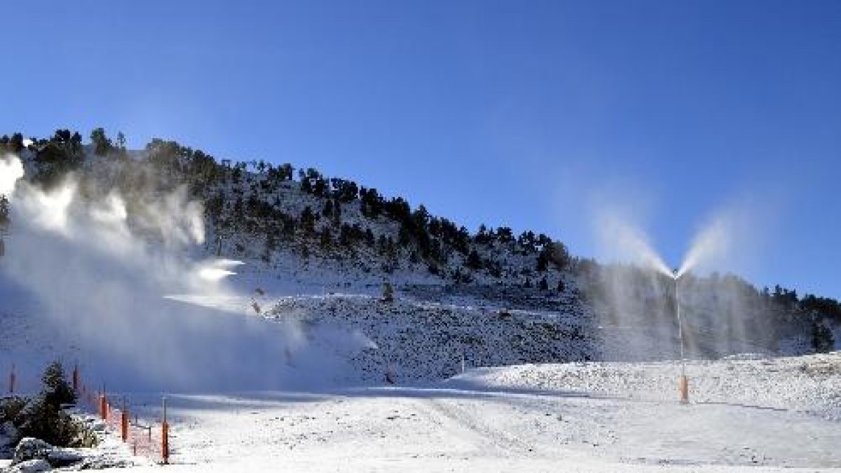 Imagen de archivo de cañones de nieve funcionando en las pistas de esquí de Baqueira.