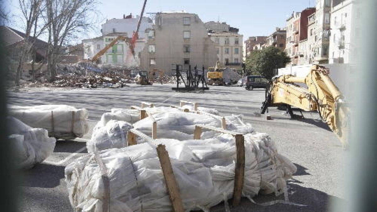 El fibrociment que van retirar de l’interior de Magisteri es troba empaquetat al pati.