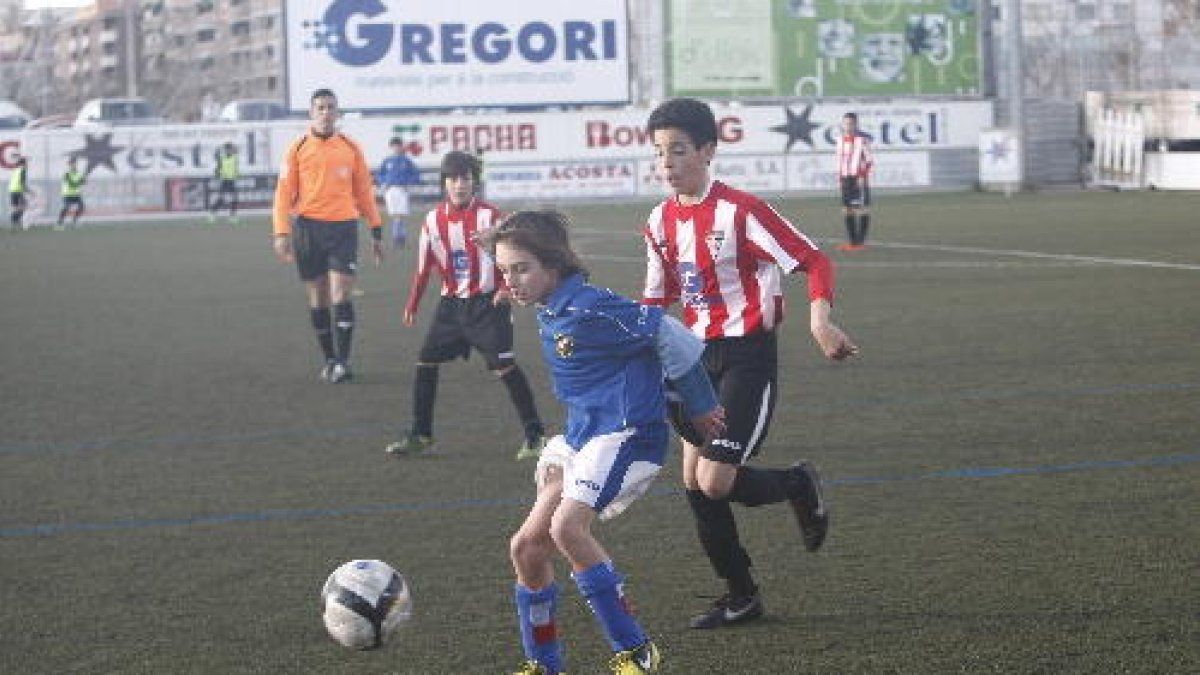 Un partido de una edición del torneo sub-13 del Atlètic Segre.
