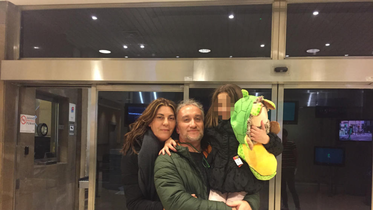 Los padres, Marga Garau y Fernando Blanco, con la menor.