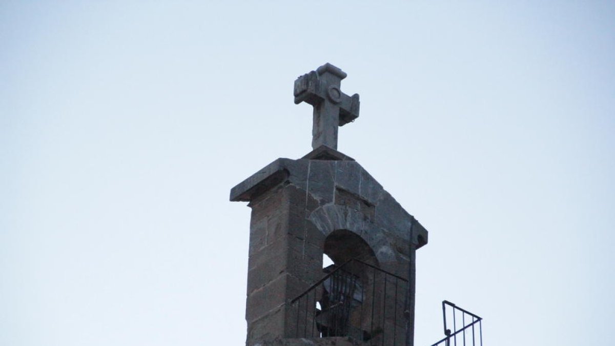 El punto más alto de la cruz, sobre espadaña del templo, es donde buscan colocarse las cigüeñas.