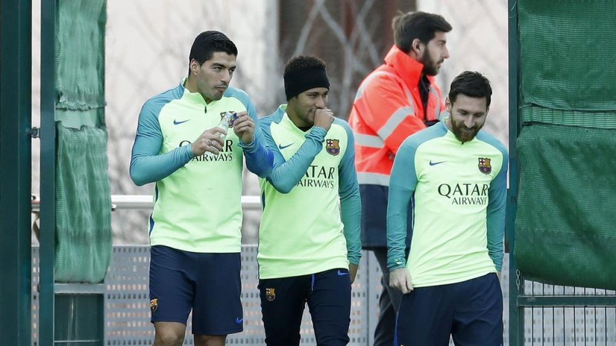 Luis Suárez, Neymar y Messi, ayer durante el entrenamiento.