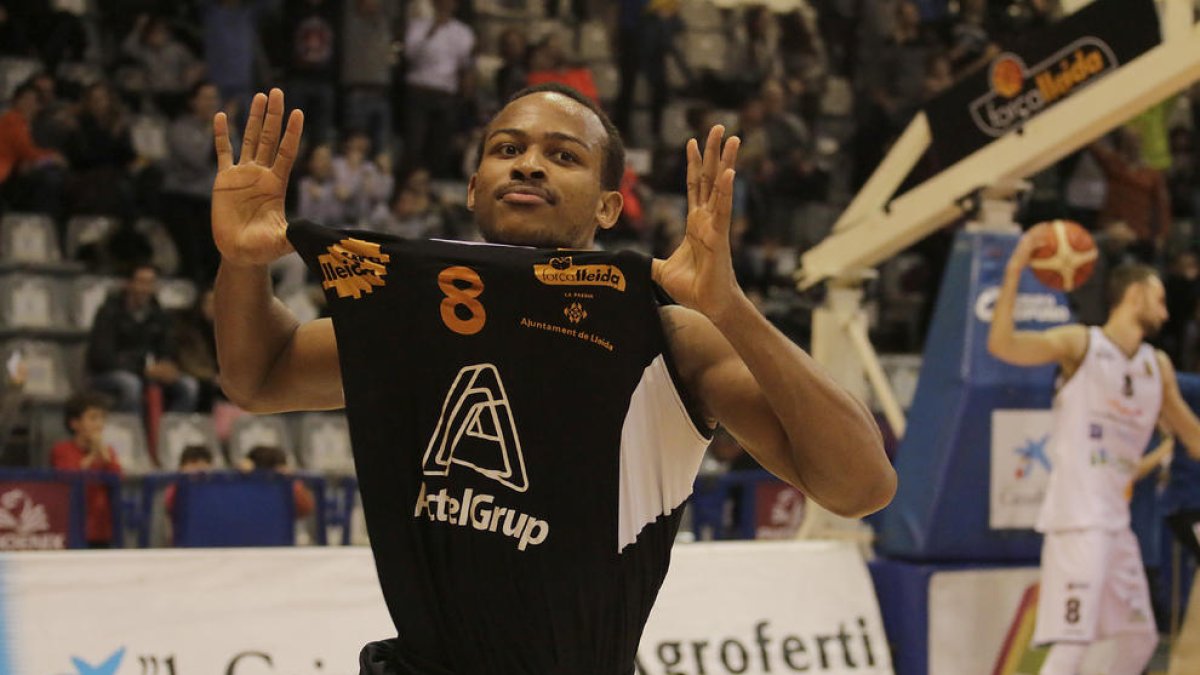 Els àrbitres van tornar a desesperar el públic del Barris Nord.