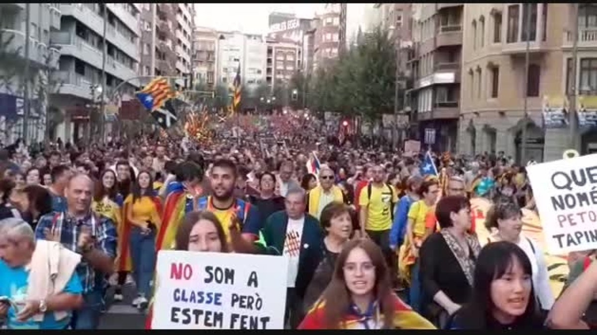 Vista de la manifestació a l'avinguda Catalunya