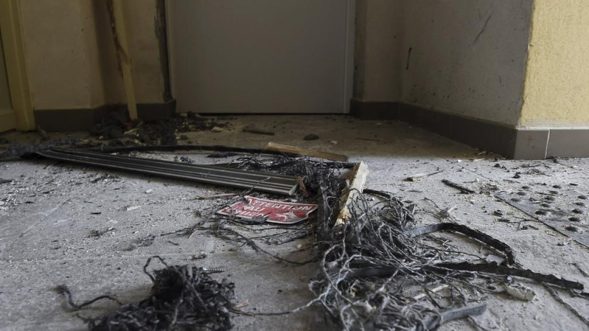 Destrozos en el pasillo frente al apartamento de Montpellier.