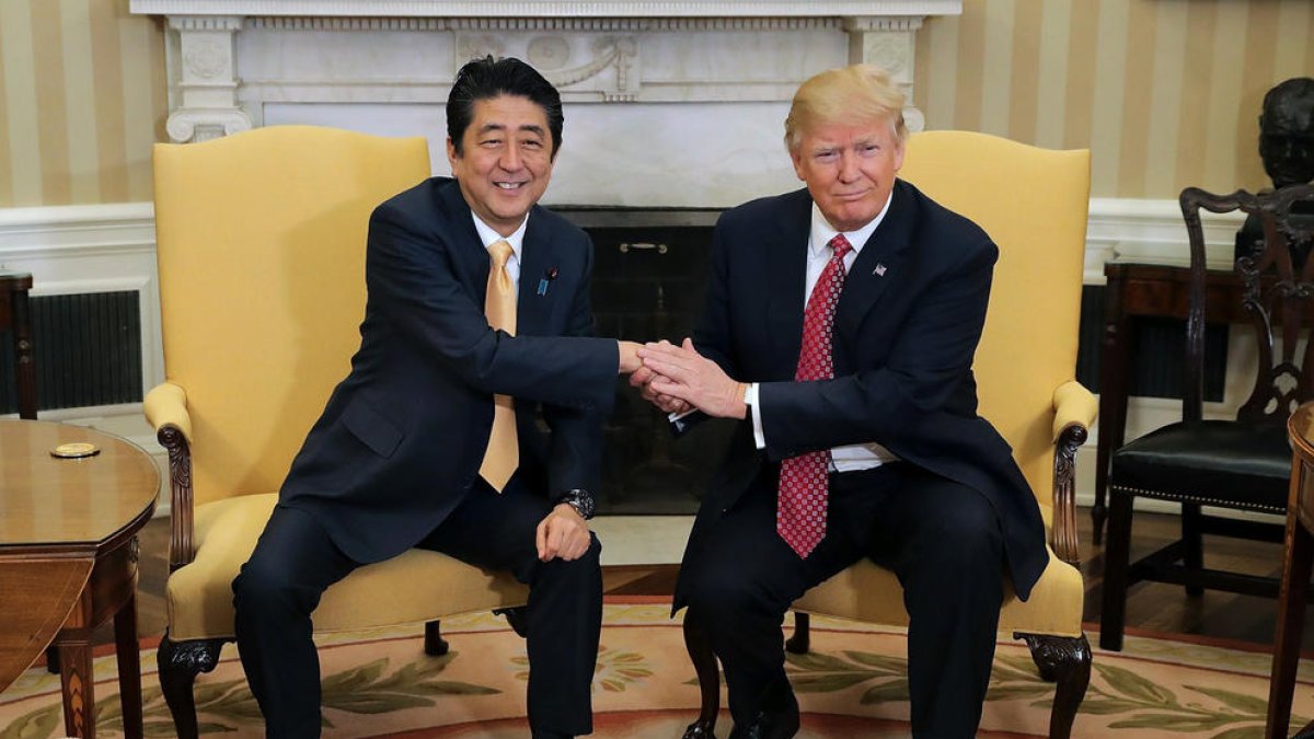 El primer ministre japonès, Shinzo Abe, i el president dels EUA, Donald Trump, al despatx Oval.