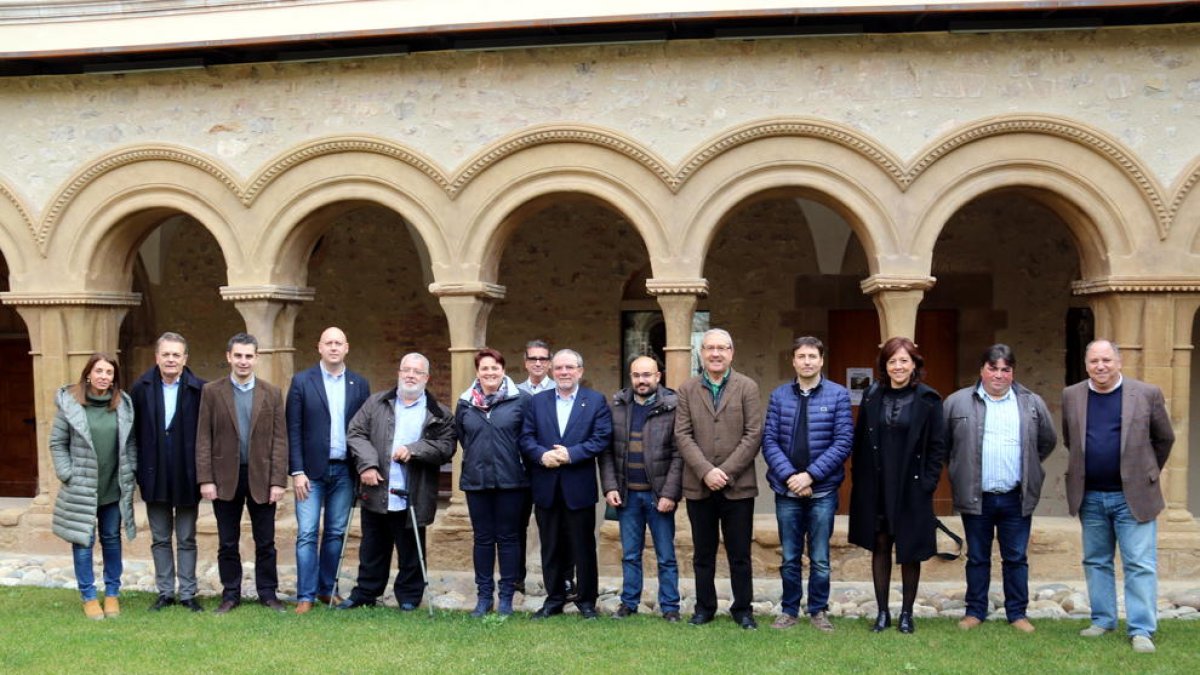 Miembros de la ACM en el claustro del monasterio de les Avellanes.