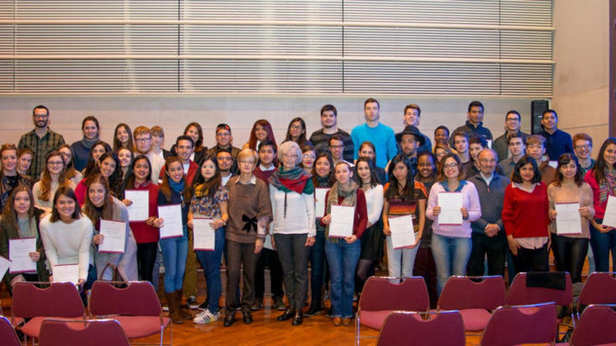 Foto de familia del acto de bienvenida a los estudiantes extranjeros ayer en el salón Víctor Siurana.