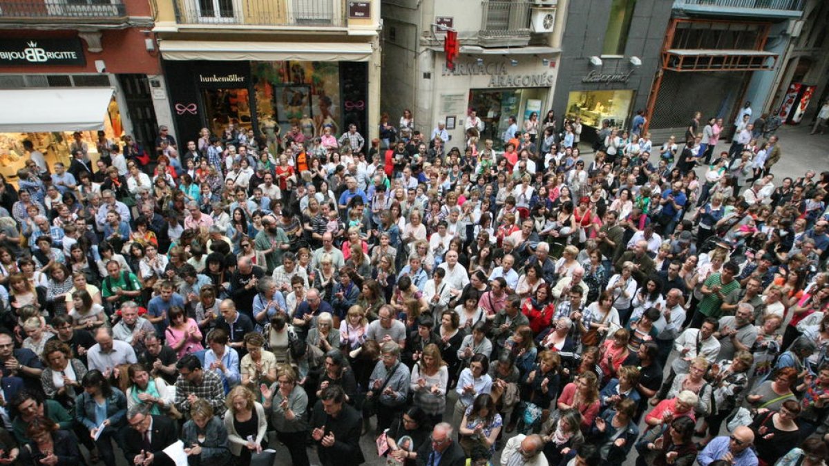 Concentració a la plaça Paeria en solidaritat amb la família del professor Abel Martínez, que va morir apunyalat per un alumne.