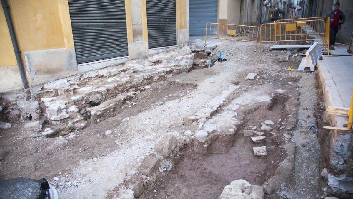 El tramo del portal de Urgell de la Tàrrega medieval que las obras han dejado al descubierto.