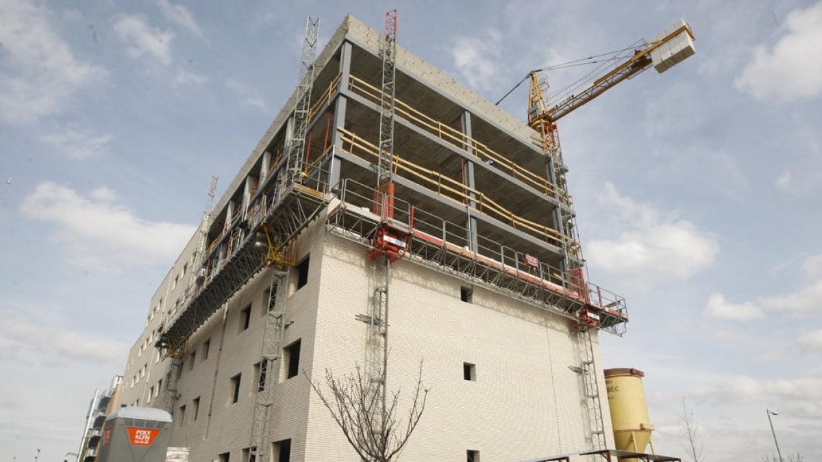 Imagen de uno de los pocos bloques en construcción ahora en Lleida.