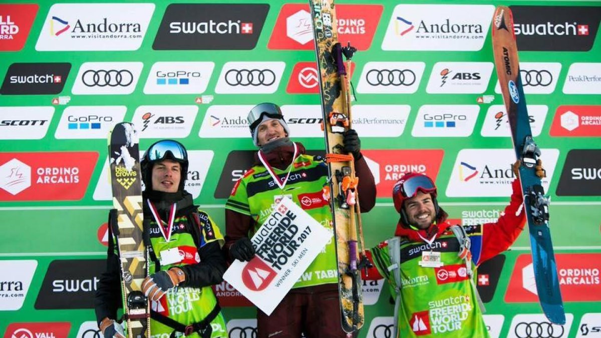 El aranés Aymar Navarro, derecha, en el tercer cajón del podio celebrando su éxito.