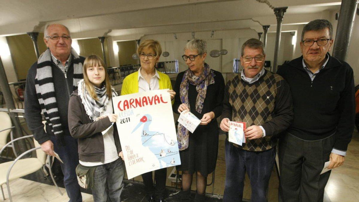Organitzadors del Carnaval ahir a l’IMAC al costat de l’autora del cartell, Judith Vidal.
