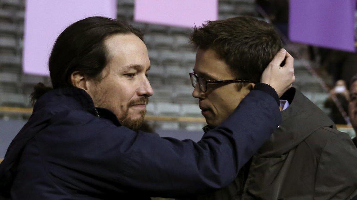 Pablo Iglesias e Íñigo Errejón ayer en el Congreso de Podemos en un abrazo poco afectuoso.