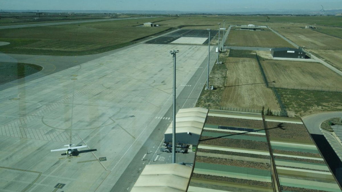 El aeropuerto, con el parking de aviones y el hangar del Reial Aeri Club al fondo.
