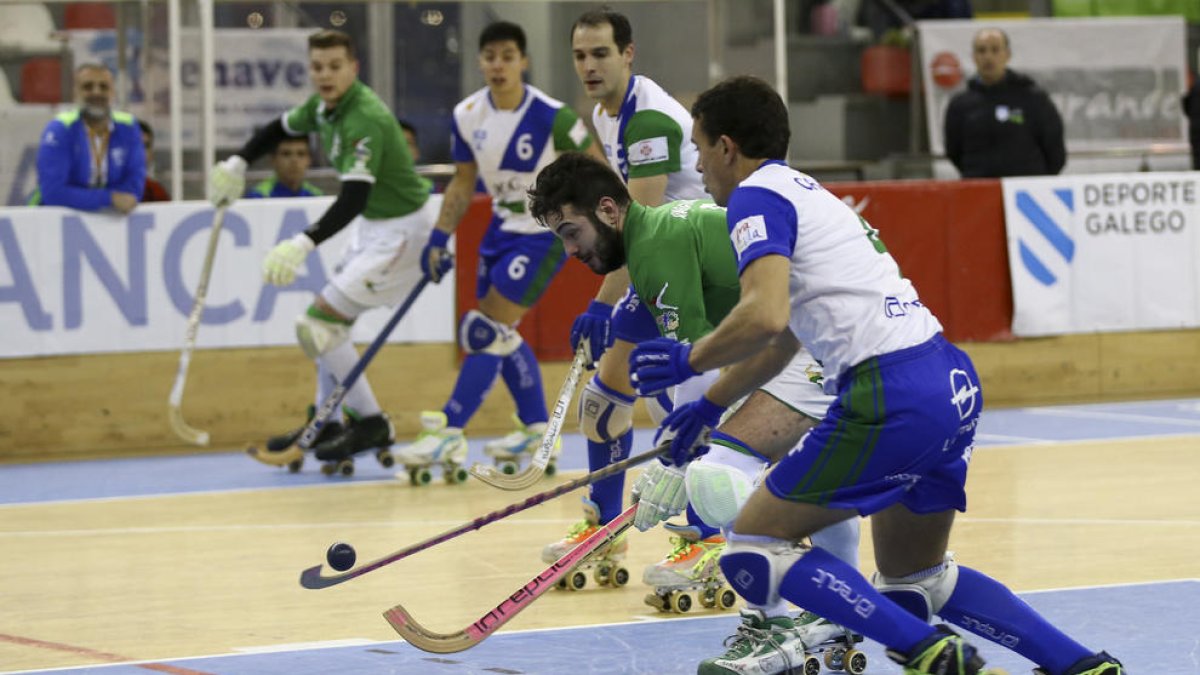 Nierga, más gris que otras veces, es entrado con fuerza por el veterano defensa exPrimera, Paredes.