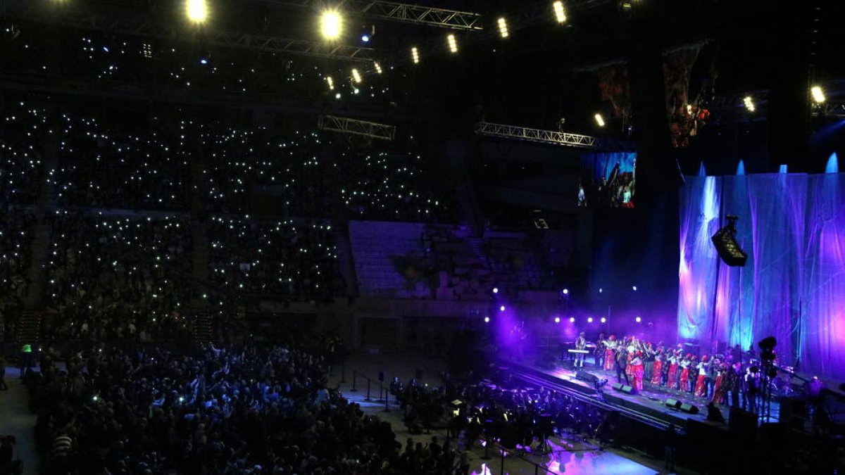 Un moment del concert ahir a la nit que va omplir per complet el Palau Sant Jordi de Barcelona.