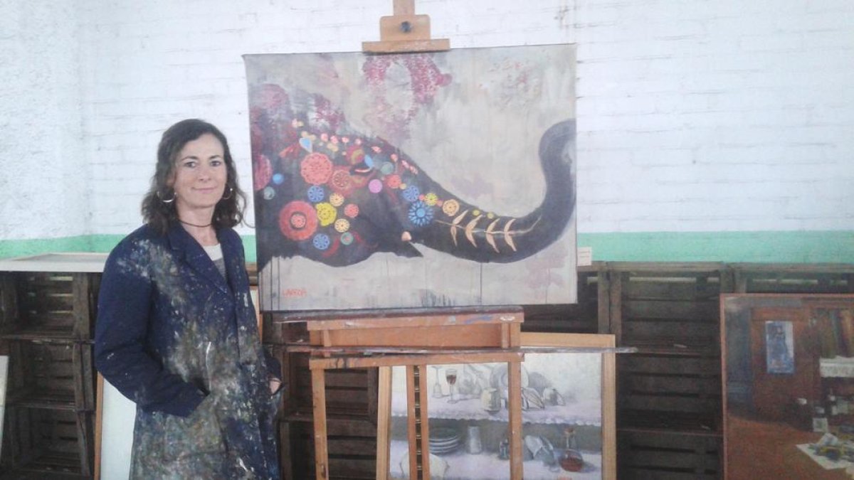 L’artista lleidatana, al seu taller amb algunes de les teles que mostrarà a l’IEI.