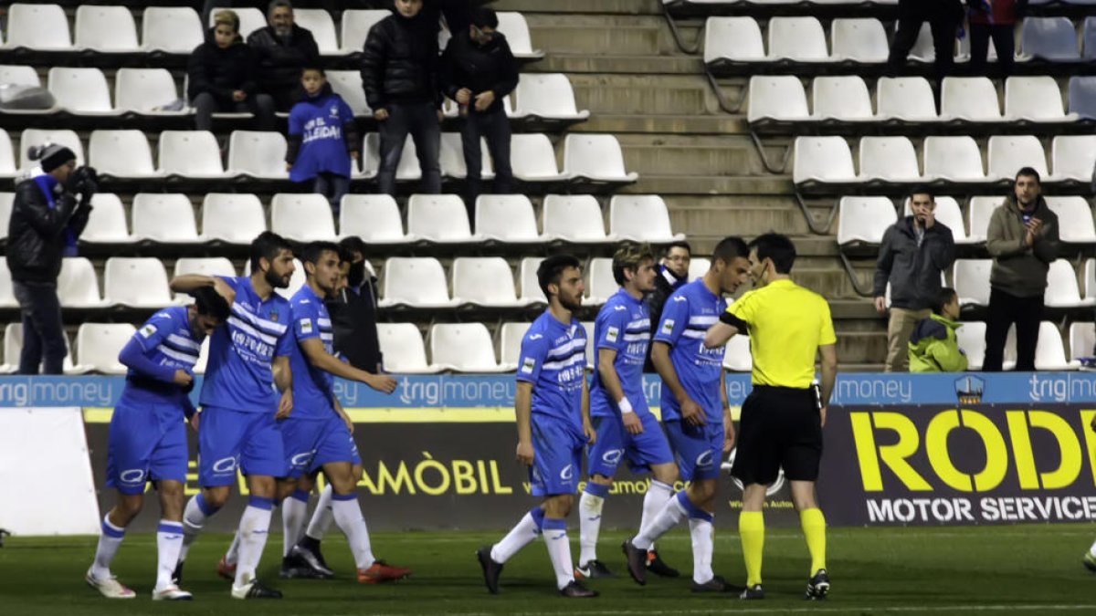 Els jugadors del Lleida celebren el gol de Cristian Alfonso, que va donar la victòria ‘in extremis’ dissabte davant de l’Ebro.