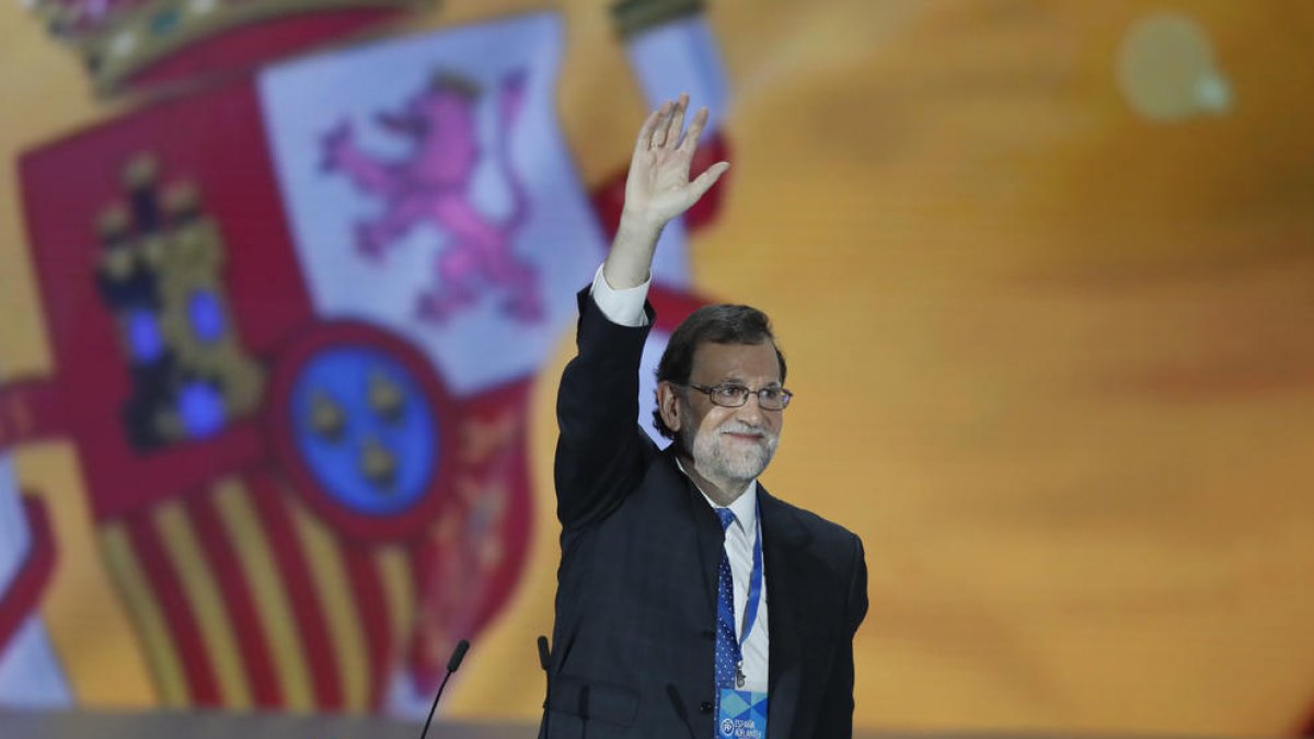 Mariano Rajoy va començar ahir el discurs final del congrés del PP davant una gran bandera espanyola.