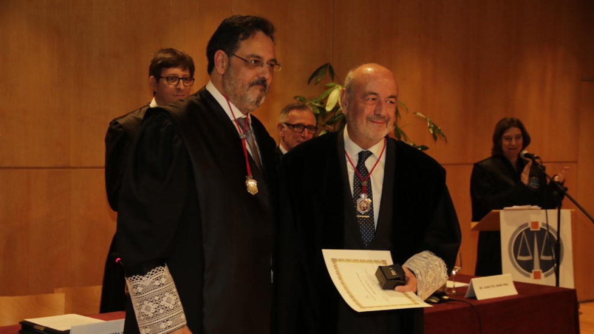 Joan Betriu (dreta), al costat del degà, Jordi Albareda, ahir en l’homenatge.