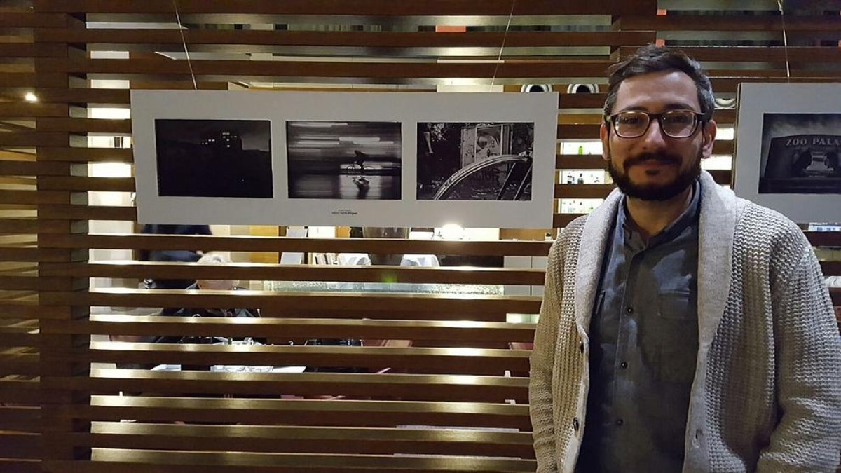 El periodista lleidatà, al costat de les tres fotos premiades i exposades a l’Eurostars Hotel de Berlín.
