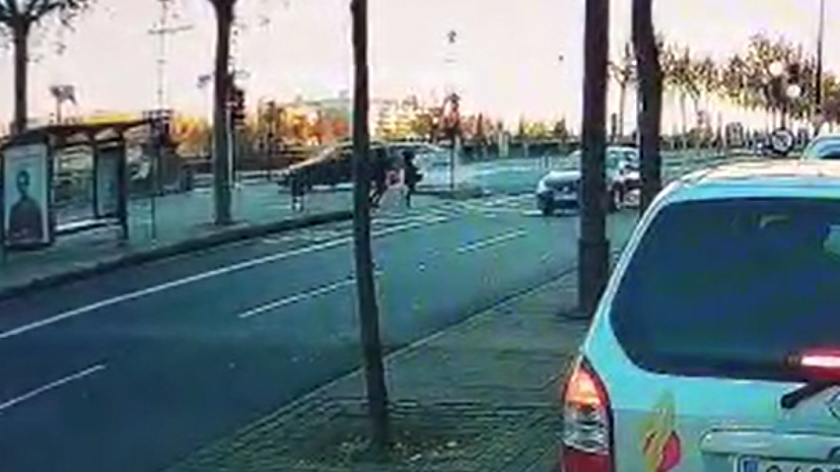 Moment de en què un conductor escapat estampa el cotxe contra el mur del riu a Lleida