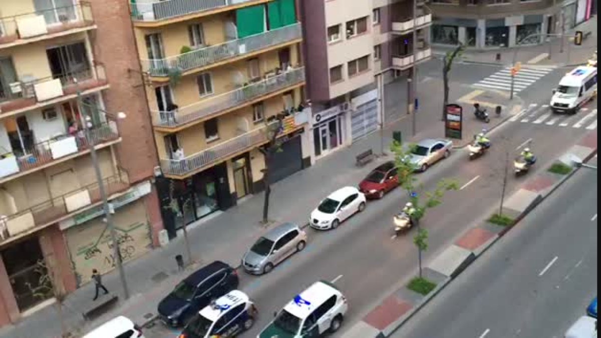 VÍDEO | Personal sanitari i d'emergències dona les gràcies als veïns de Lleida amb una rua