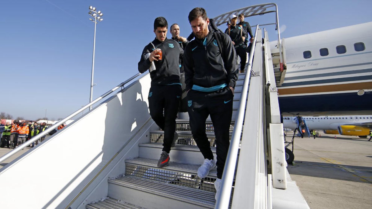 L’expedició blaugrana, amb Leo Messi i Luis Suárez, a la imatge, a l’arribar a París.