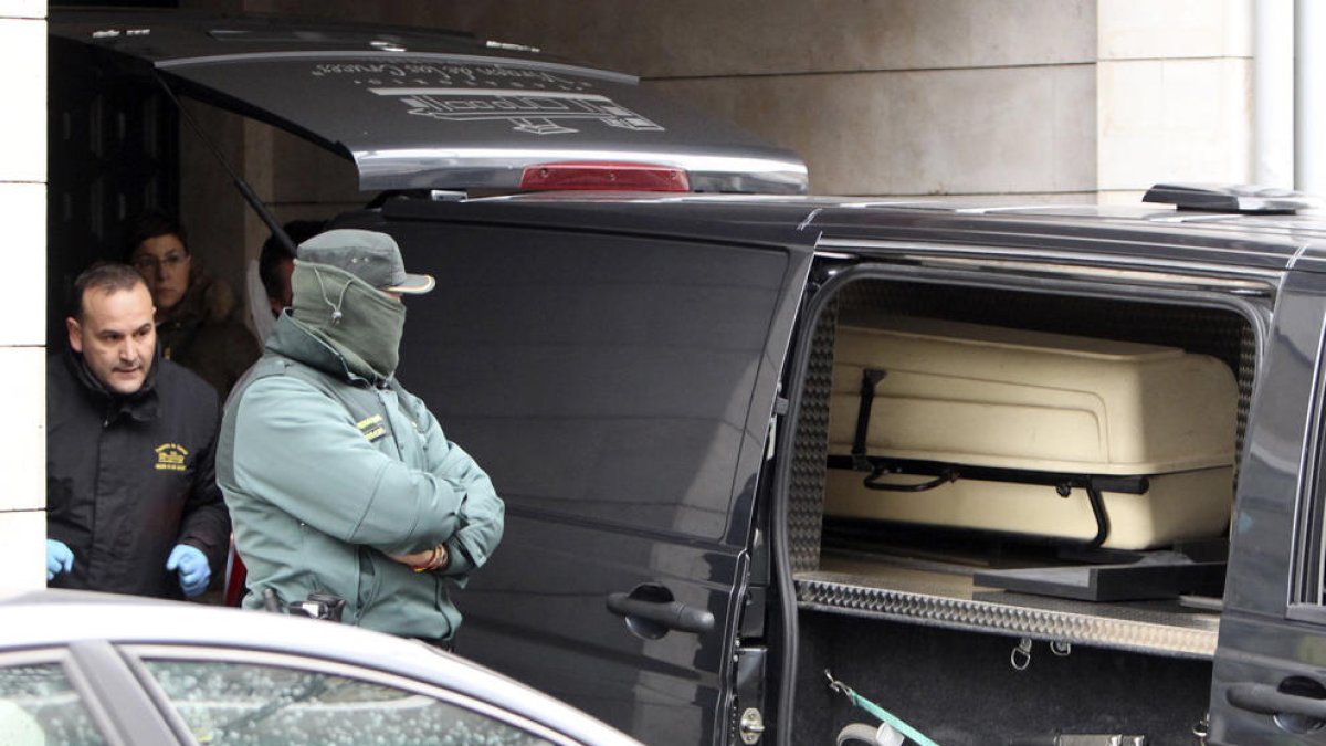 Momento del traslado de uno de los cadáveres.