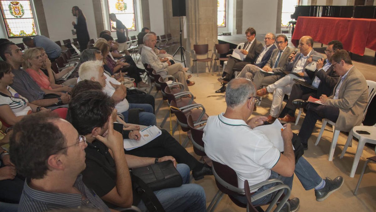 Una de les reunions mantingudes entre la conselleria i ajuntaments sobre el projecte.